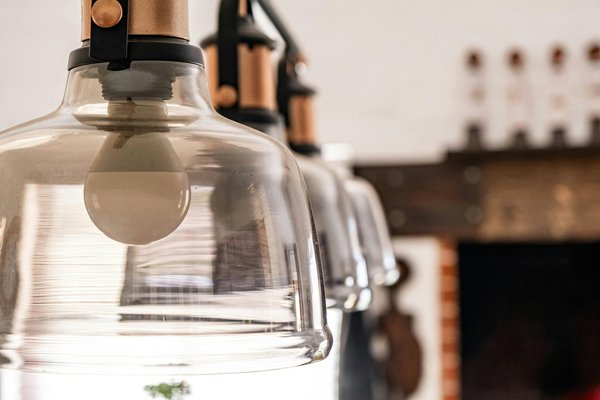 Nouvelles tendances de l'éclairage industriel moderne pour sublimer chaque espace